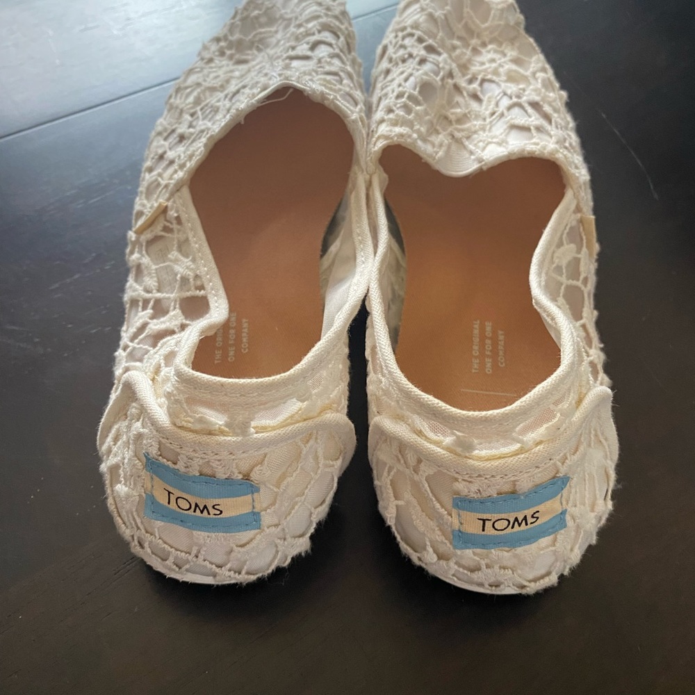 TOMS Women’s White Lace Leaves Classic Shoes - Picture 3 of 4